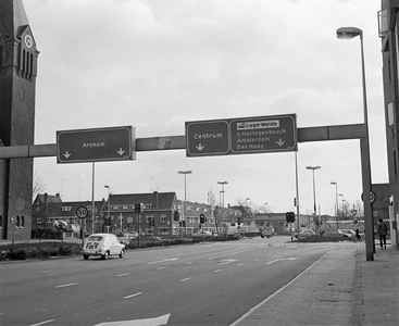 857450 Afbeelding van de wegwijzers boven de Thomas à Kempisweg te Utrecht, ter hoogte van de kruising met de ...